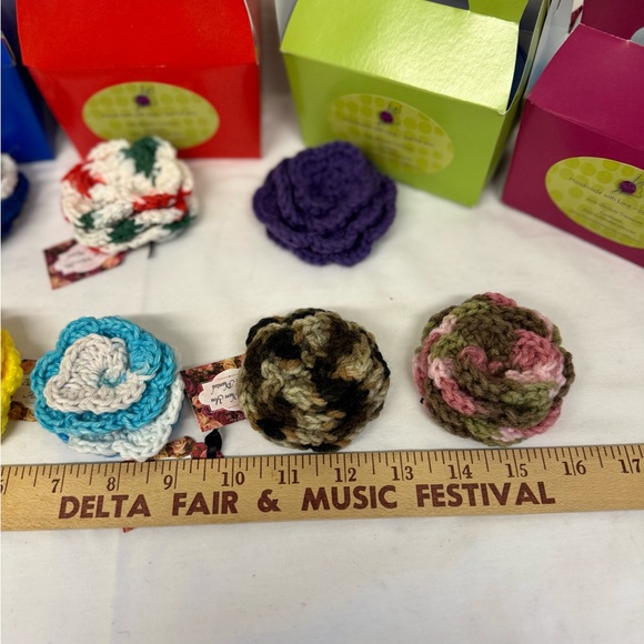 Handmade Crochet Flower Pins New comes with gift box - Picture 7 of 11